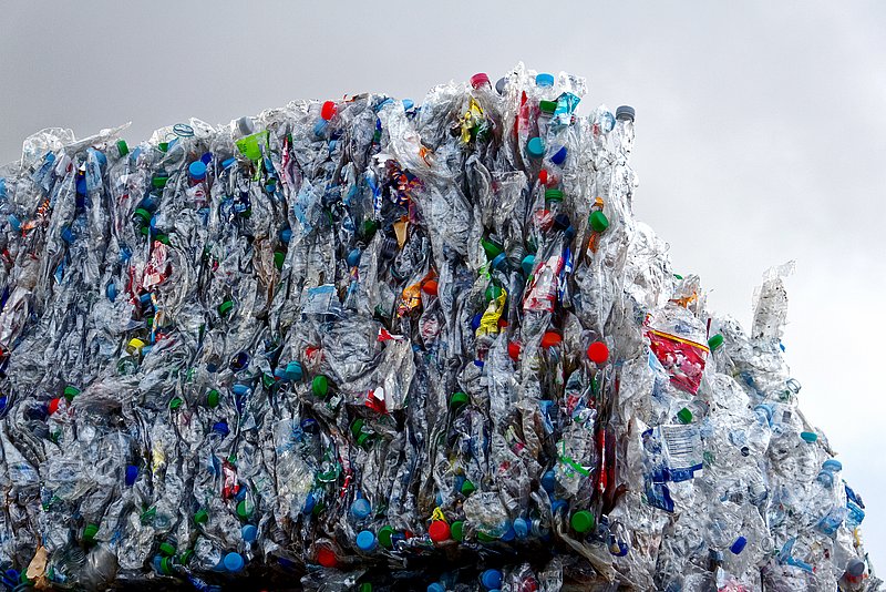 Ballen aus PET-Flaschen warten in der Recyclinganlage Müllendorf auf ihre Weiterverarbeitung.