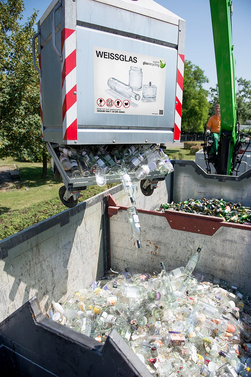 Für den Transport von Altglas landen Weißglas und Buntglas in zwei unterschiedlichen Kammern im Altglassammel-LKW.